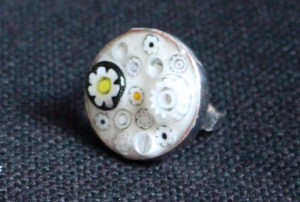 Bague avec fleurs blanches, jaunes et noires millifiori