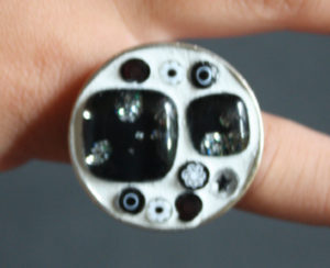 Bague perles et millifiori noire et blanche