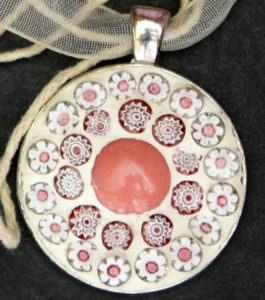 Pendentif aux fleurs roses