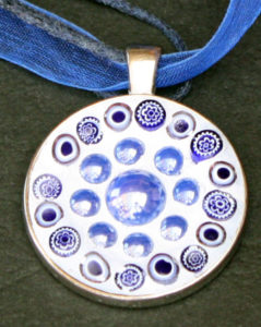 Pendentif aux motifs bleus