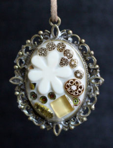 Pendentif aux fleurs beiges