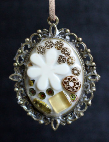 Pendentif aux fleurs beiges