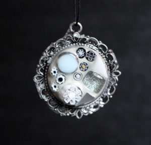 Pendentif blanc et gris
