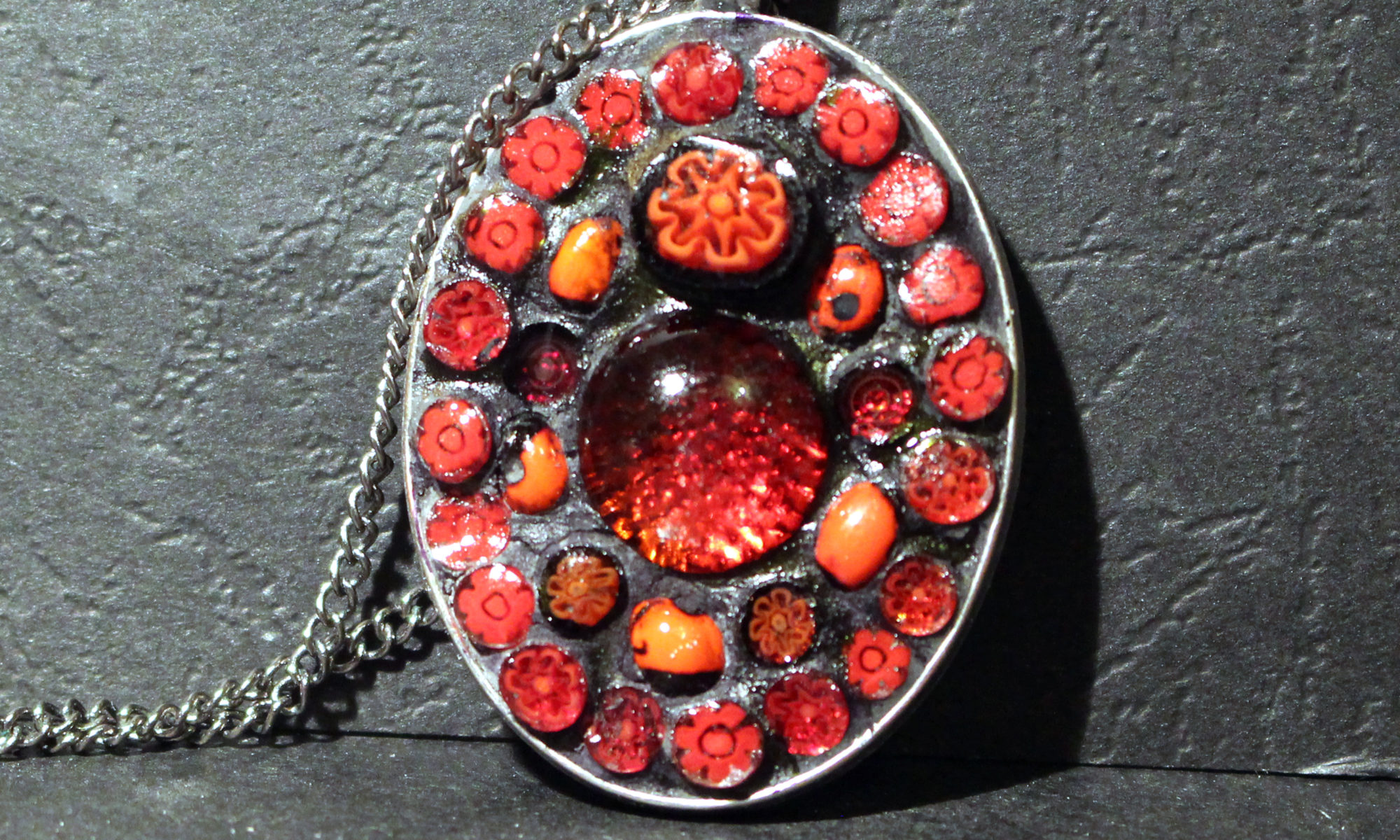 Pendentif avec fleurs rouges