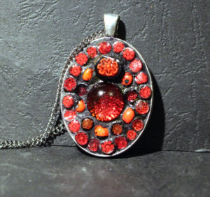 Pendentif avec fleurs rouges