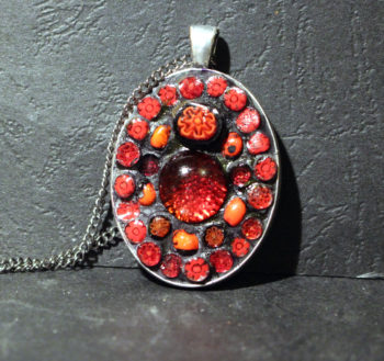 Pendentif avec fleurs rouges